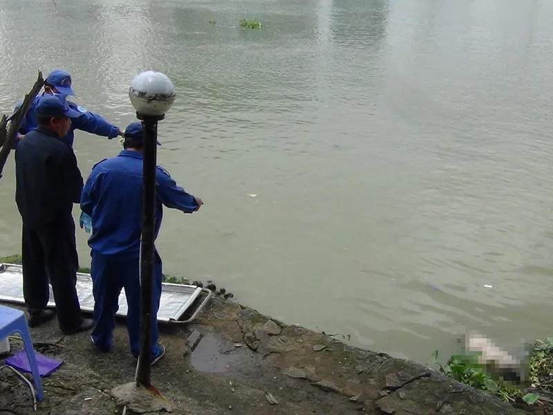 Thi thể nam thanh niên đang trong quá trình phân hủy trôi trên sông Sài Gòn